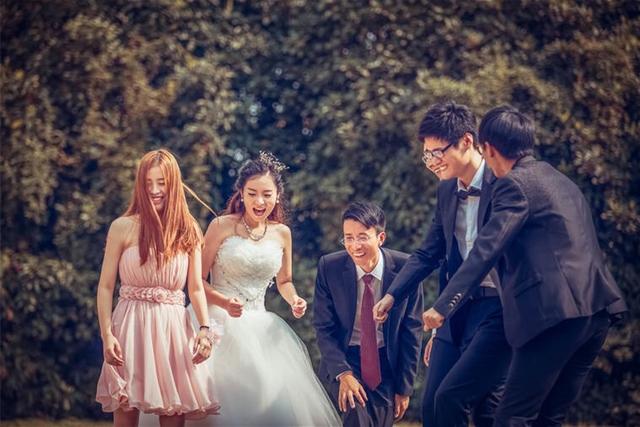 婚纱现场_婚纱背后是谁唱的_侯佩岑婚纱照准备婚礼流程