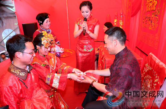 新娘跳的舞_新娘跳舞婚礼习俗_新娘跳舞放在哪个环节