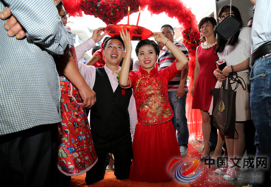 新娘跳的舞_新娘跳舞婚礼习俗_新娘跳舞放在哪个环节